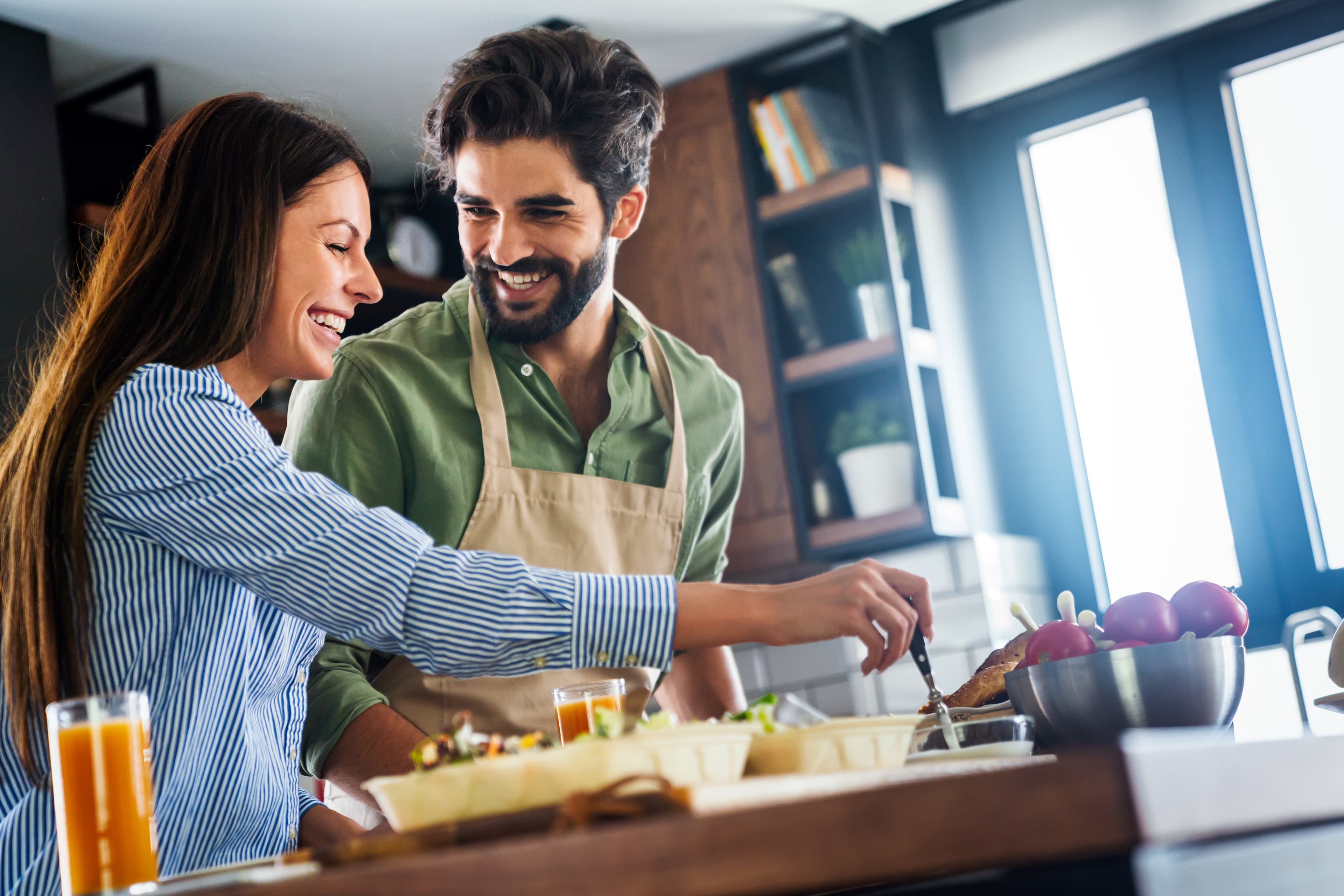 Couple dans leur cuisine Cuisinisy