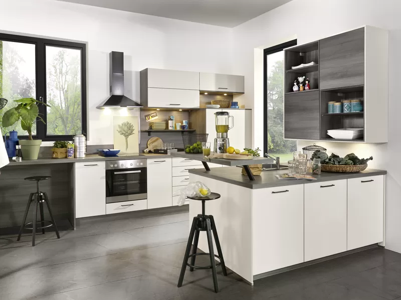 Cuisine WIN crema mat mariée à des façades PLAN chêne gris