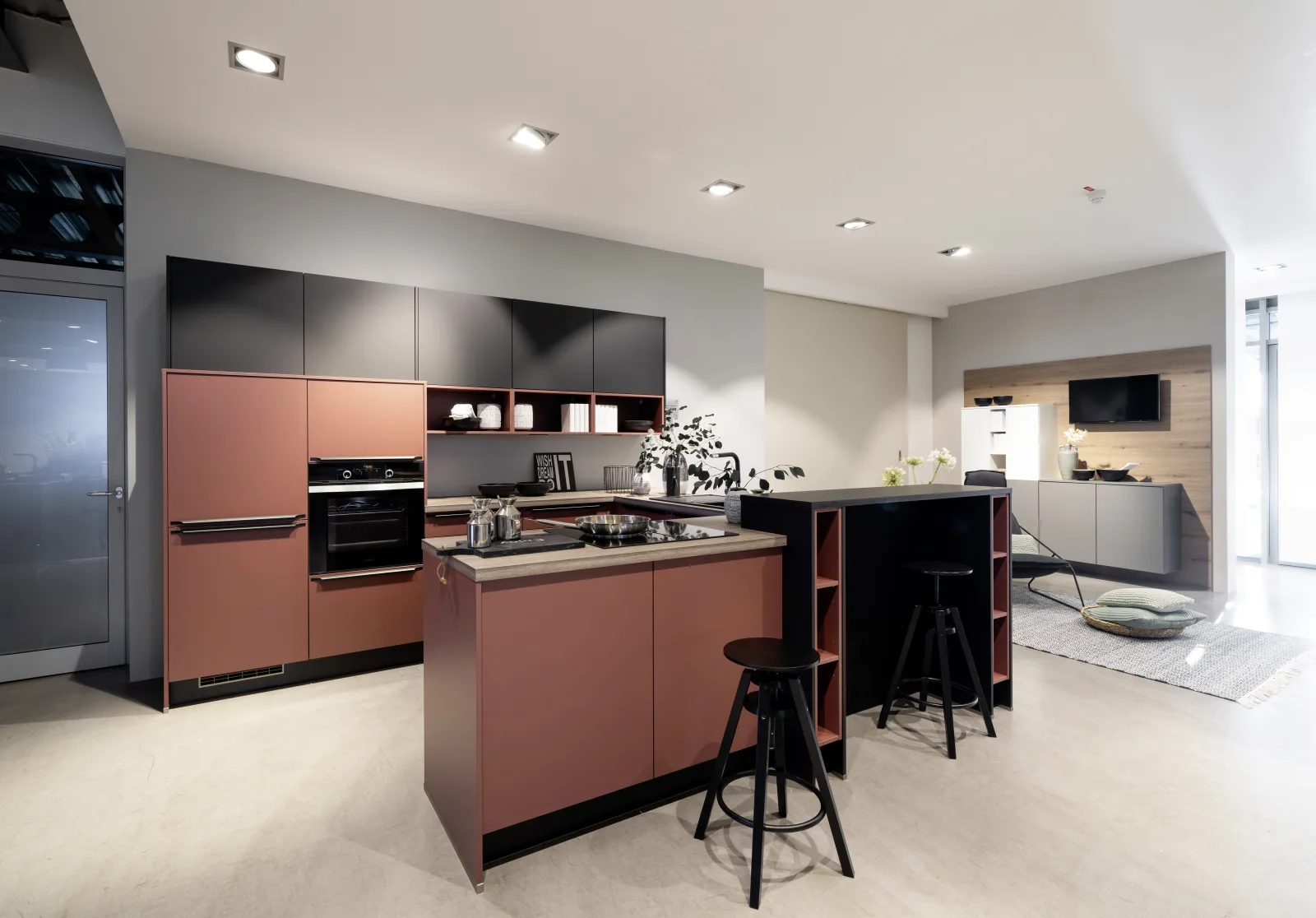 Cuisine WIN rouge carmin mat associée à des façades noires supermat